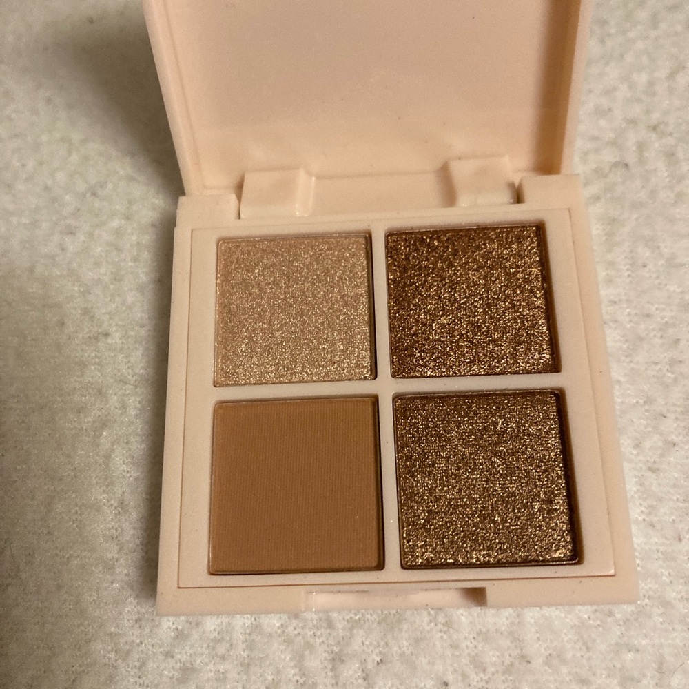 Women’s basic beauty Color Hot Cocoa Bomb net wt. 4g/0.14oz eyeshadow